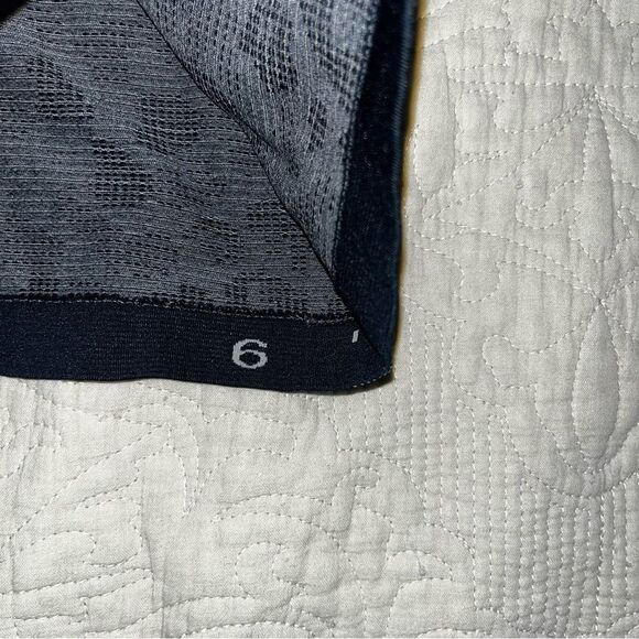 Lululemon Swiftly Tech Short Sleeve Navy Leopard size 6 - Picture 2 of 3